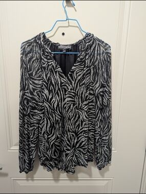 Harper Black & White V-Neck Long Sleeve Blouse